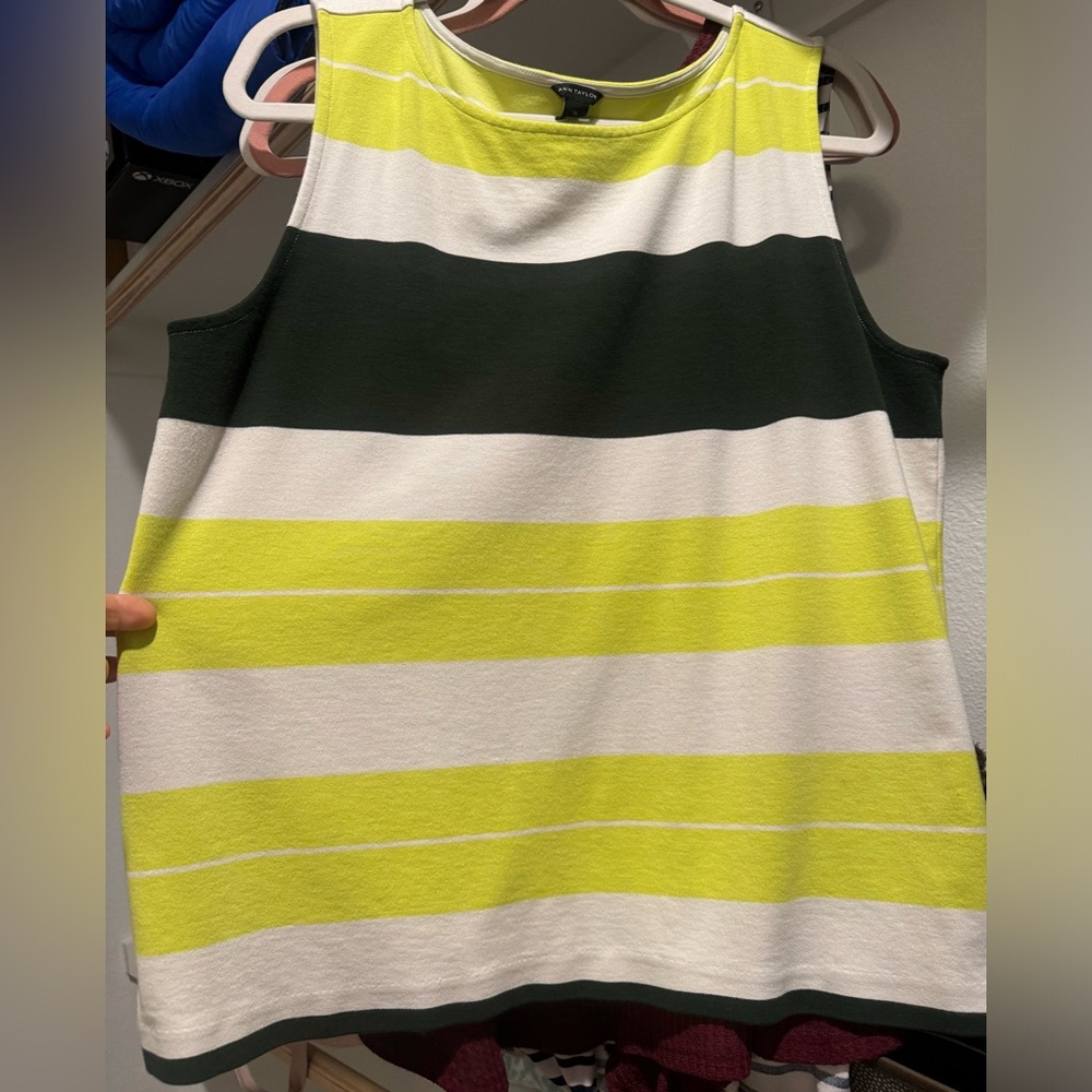 Sleeveless sweater top